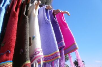 Photo tying scarves